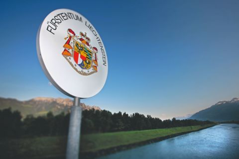 Grenzschild Liechtenstein auf Brücke über dem Rhein Grenzschild Liechtenstein auf Brücke über dem Rhein